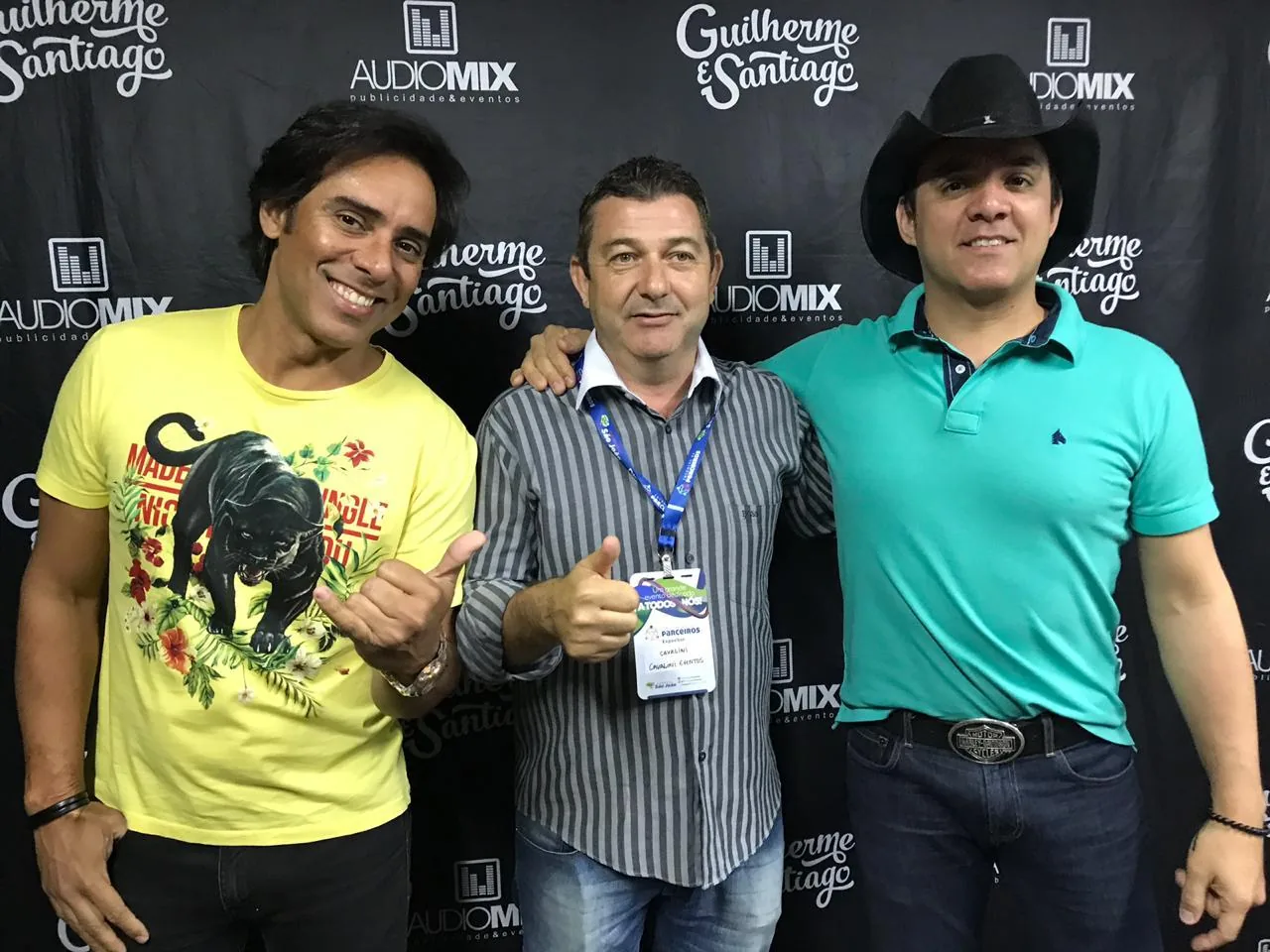 Registro de bastidores com artistas