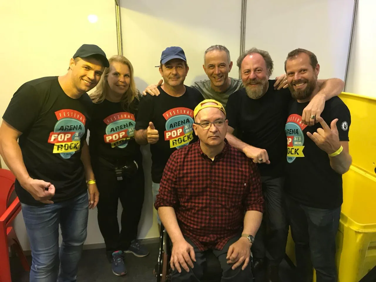 Equipe e artistas nos bastidores de evento